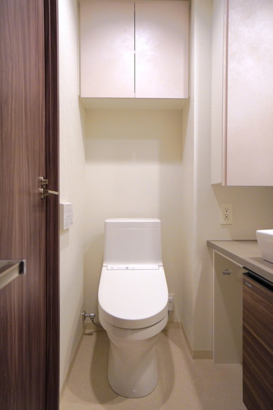 棚があるので掃除用具など整理整頓しやすそうですね。※写真は同タイプ住戸です。