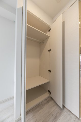 収納を開けた時の様子。※写真は同タイプ住戸です。