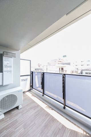 バルコニーの床もオシャレ。※写真は同タイプ住戸です。