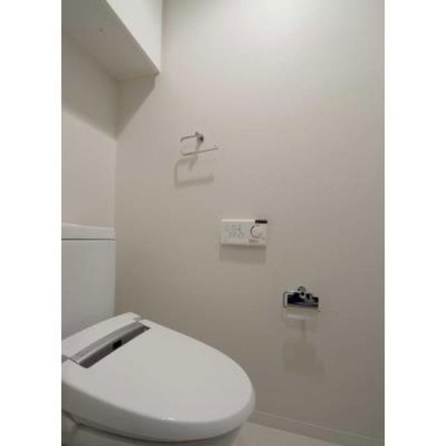 棚があるので掃除用具など整理整頓しやすそうですね。※写真は同タイプ住戸です。