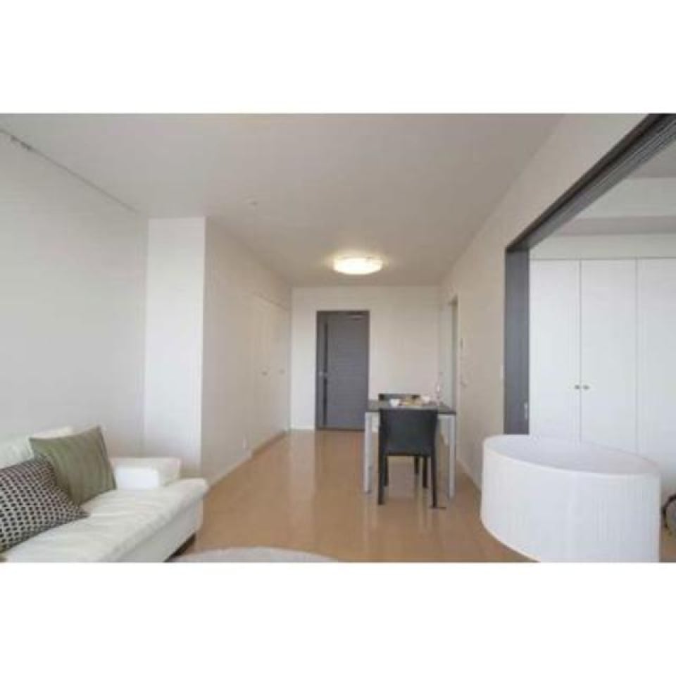 ６．２帖のベッドルームは横開きの扉で仕切られています。※写真は同タイプ住戸です。