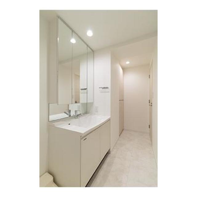 白を基調とした洗面台。※写真は同タイプ住戸です。