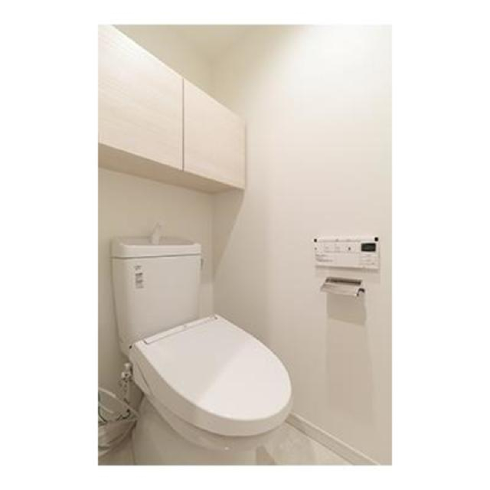 棚があるので掃除用具など整理整頓しやすそうですね。※写真は同タイプ住戸です。