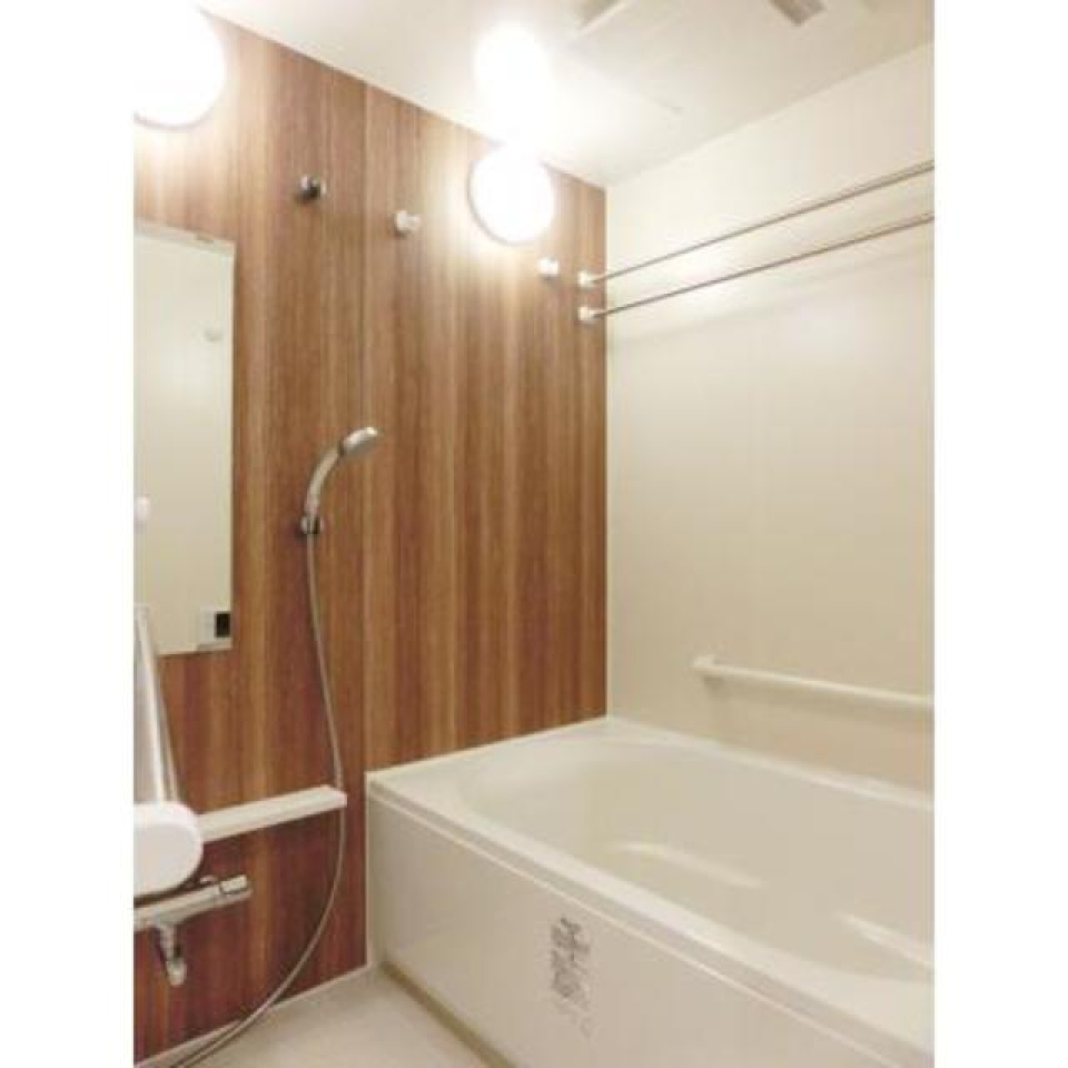 お風呂は追い焚き機能付き※写真は同タイプ住戸です。