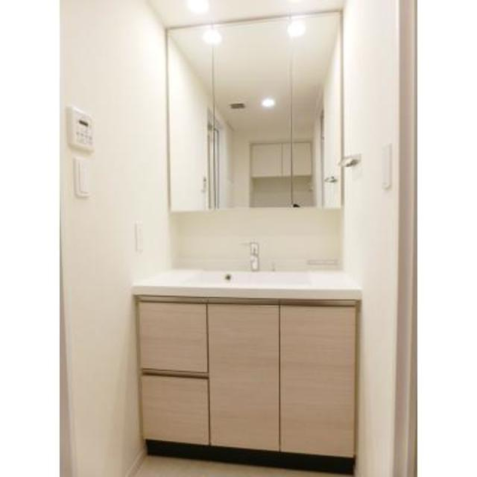 三面鏡の独立洗面台。※写真は同タイプ住戸です。