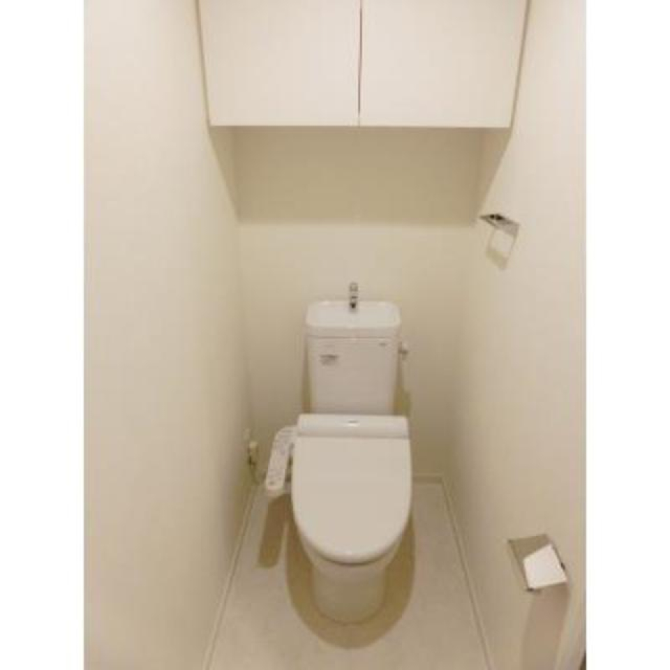 トイレは収納付き※写真は同タイプ住戸です。