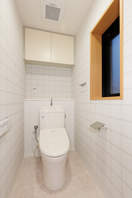 トイレは収納付き※写真は同タイプ住戸です。