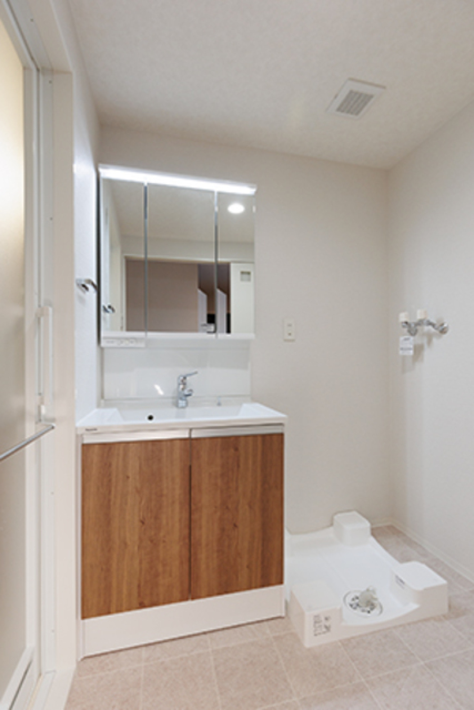 三面鏡の独立洗面台。※写真は同タイプ住戸です。