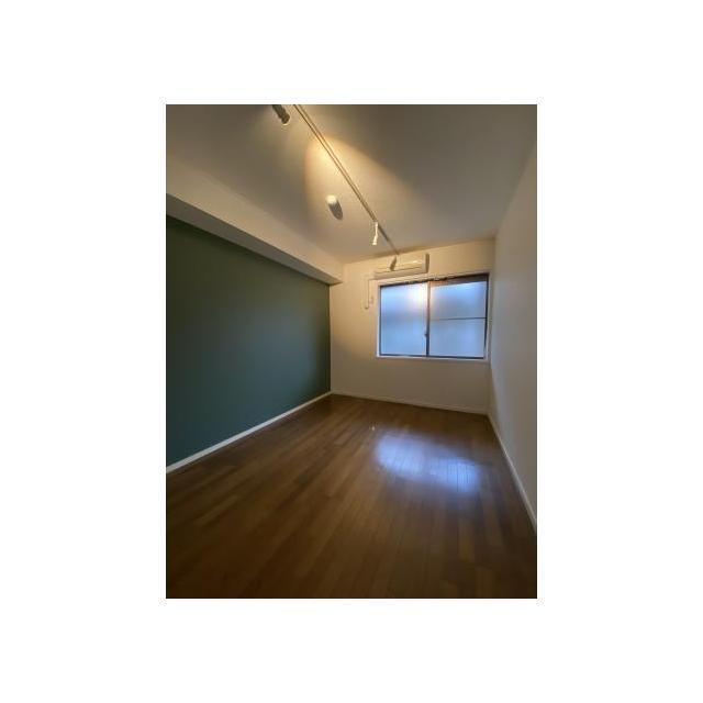 アクセントクロスがおしゃれな寝室