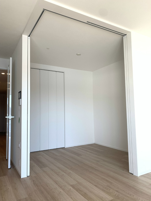 ４．５帖の洋室は横開きの扉を開けると広々とした空間になります。