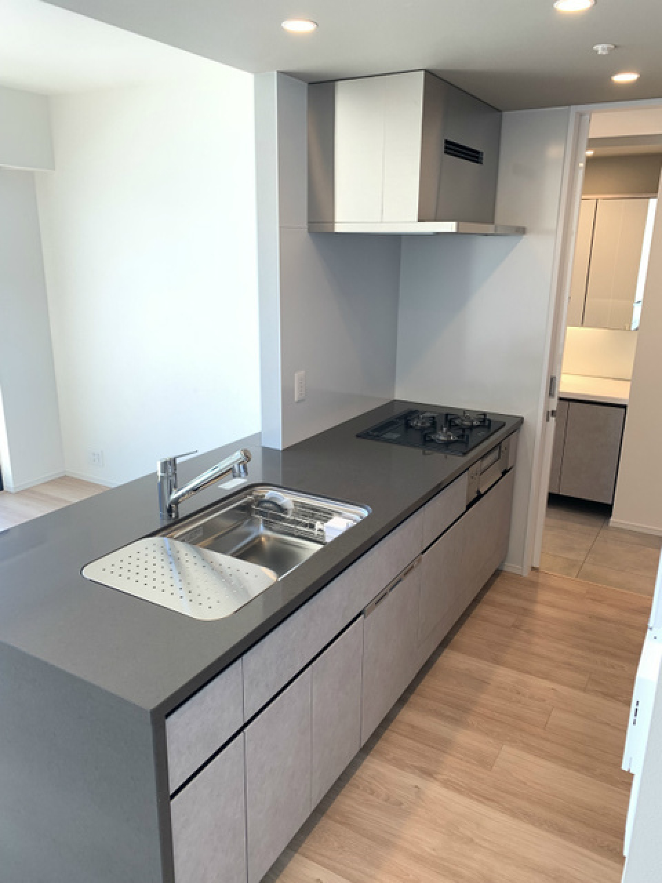 ３口の対面式システムキッチン。