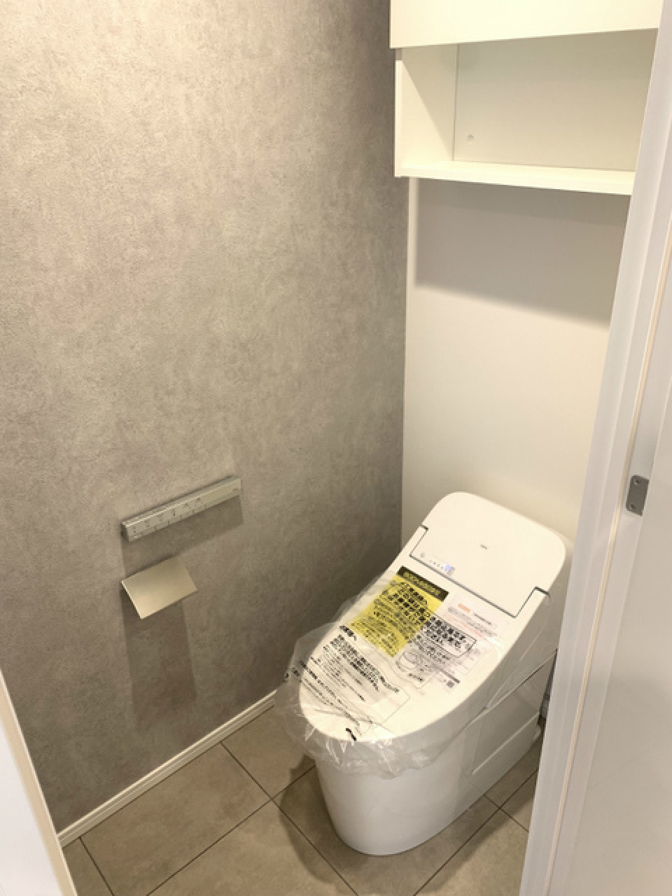 棚があるので掃除用具など整理整頓しやすそうですね。