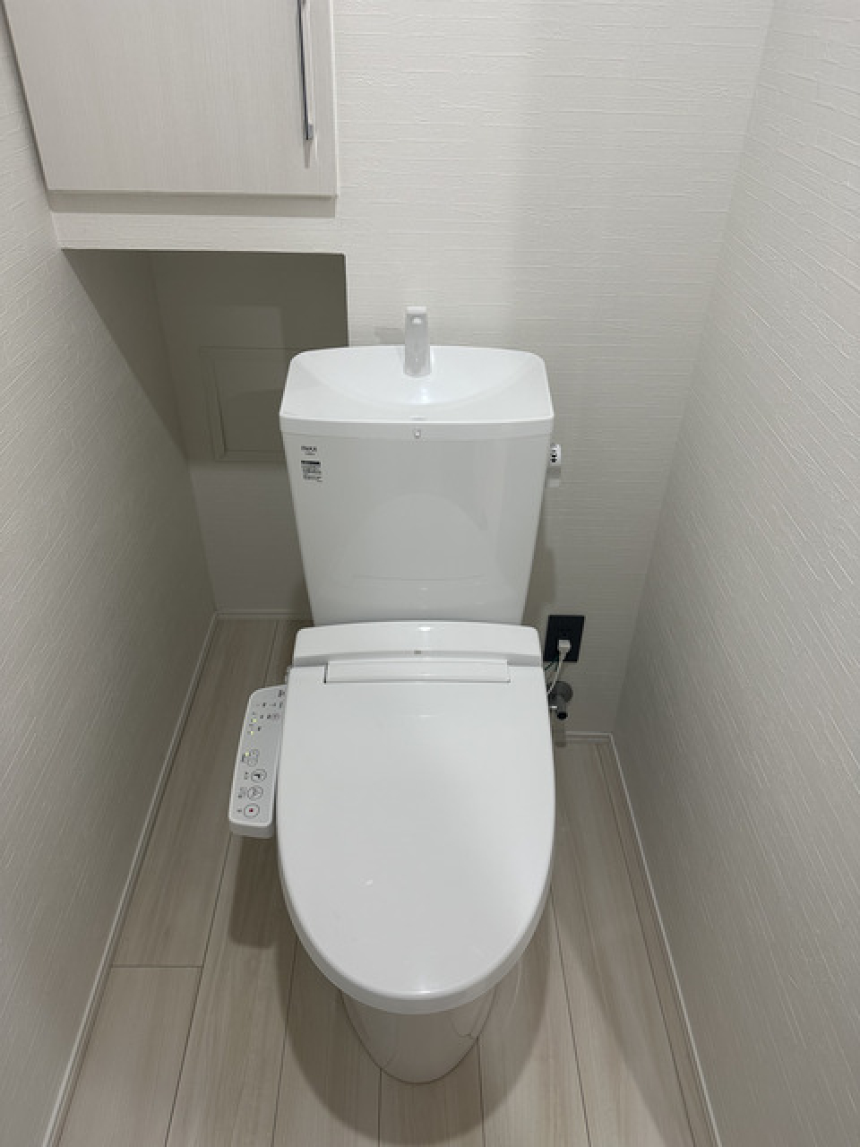 収納棚も付いているトイレになります。