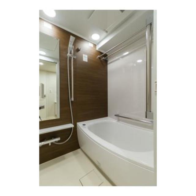 ゆったりできる広さの浴室※写真は同タイプ住戸です。