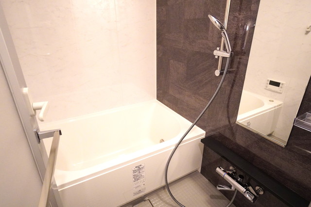 お風呂は追い焚き機能付き※写真は同タイプ住戸です。