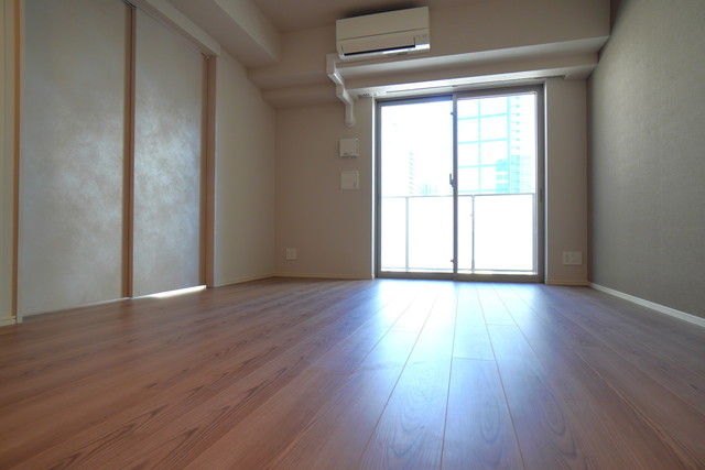 窓も大きく明るいです。エアコン付き。※写真は同タイプ住戸です。