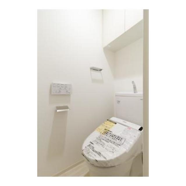 トイレは収納付き※写真は同タイプ住戸です。