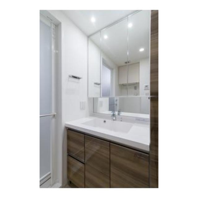 三面鏡の独立洗面台。※写真は同タイプ住戸です。