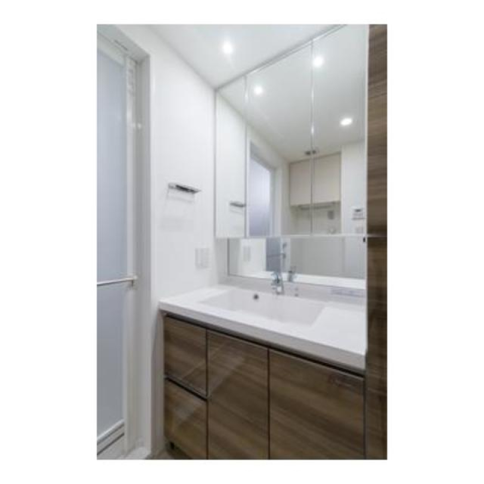 三面鏡の独立洗面台。※写真は同タイプ住戸です。