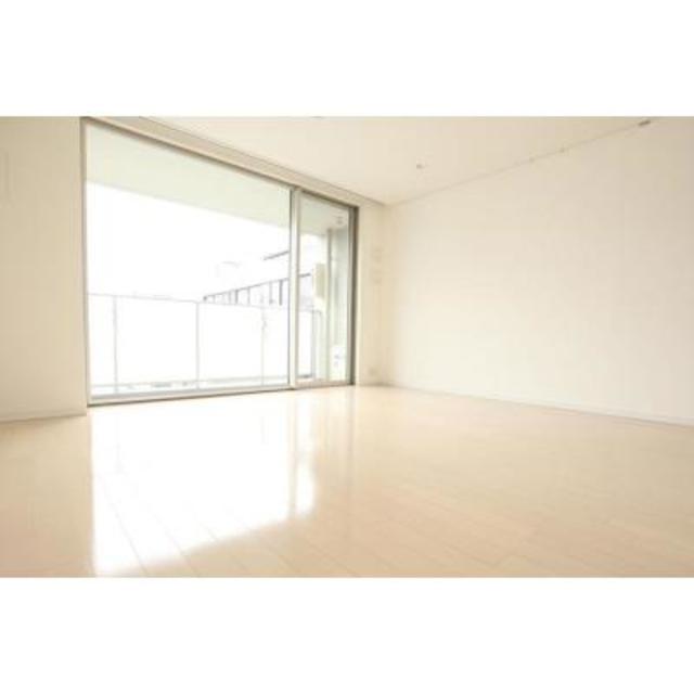 時間帯によっては日光だけでこれだけ明るくなります※写真は同タイプ住戸です。