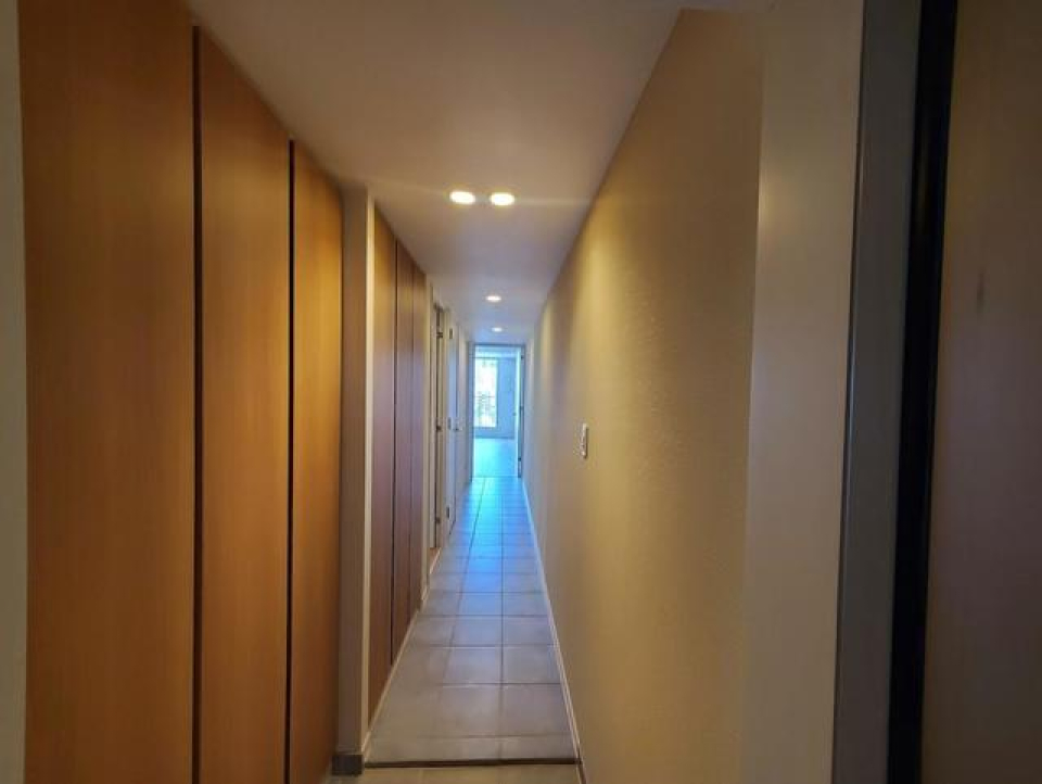 この通路の景色が意外と美しい※写真は同タイプ住戸です。