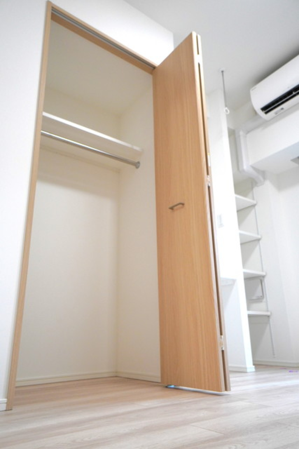 収納を開けた時の様子。※写真は同タイプ住戸です。