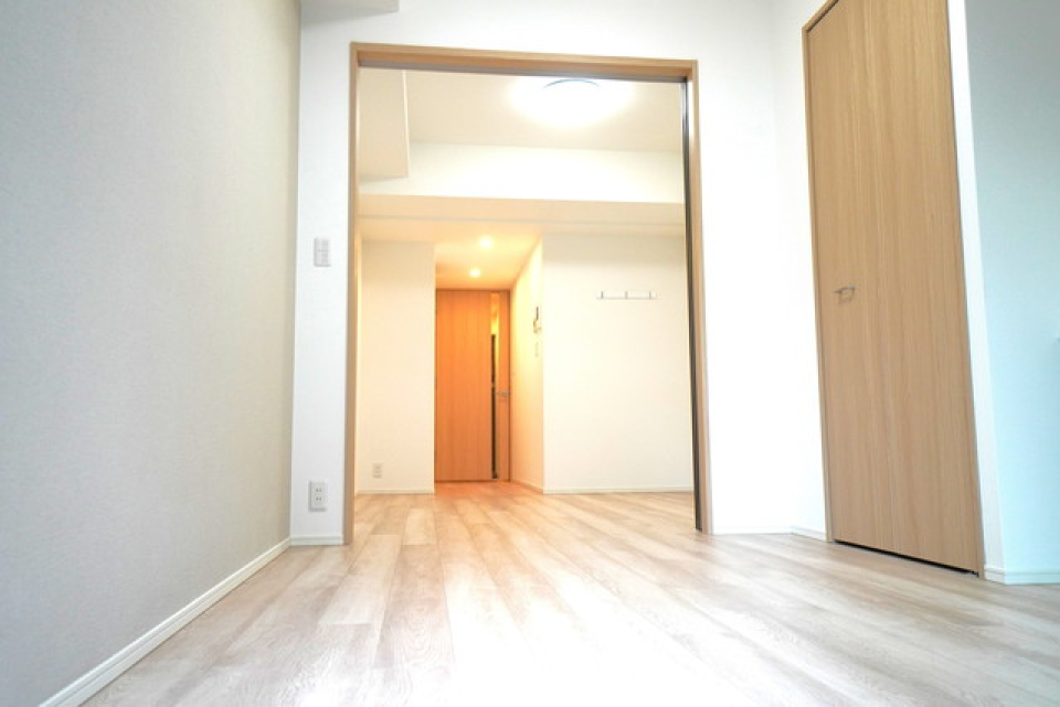 ４．８帖のベッドルームの先には７．６帖のダイニングキッチンが広がります。※写真は同タイプ住戸です。