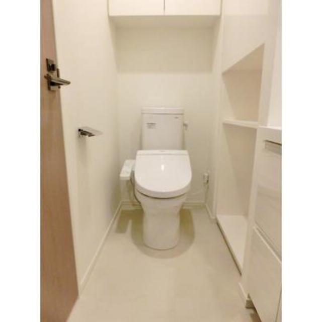 トイレは収納付き※写真は同タイプ住戸です。