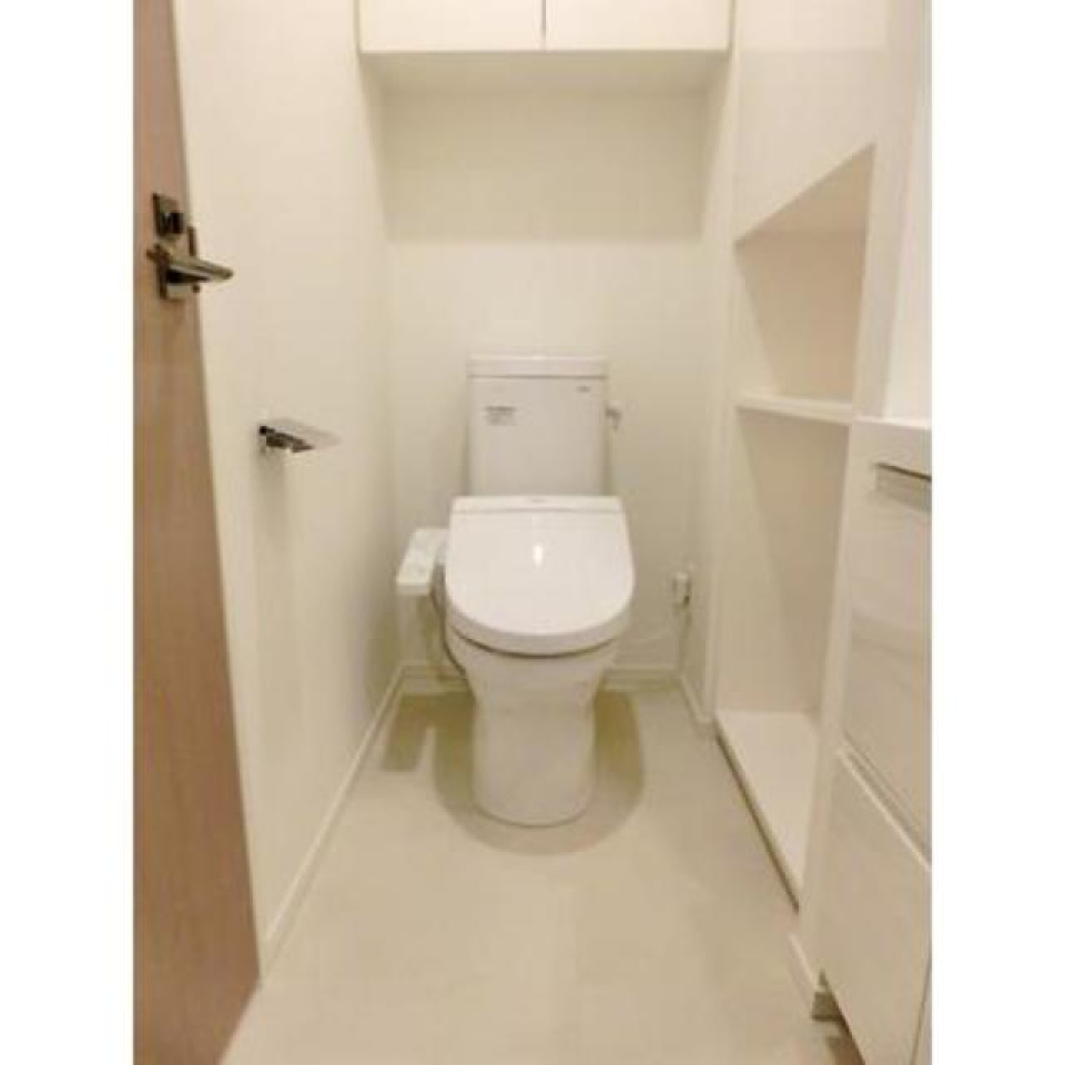 トイレは収納付き※写真は同タイプ住戸です。