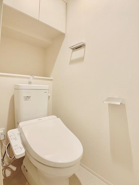 棚があるので掃除用具など整理整頓しやすそうですね。