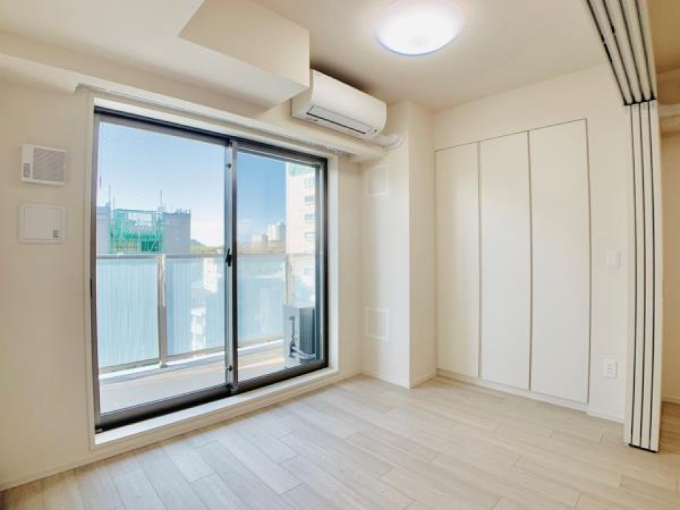 クローゼットが完備。バルコニーへのアクセスも出来ます。
