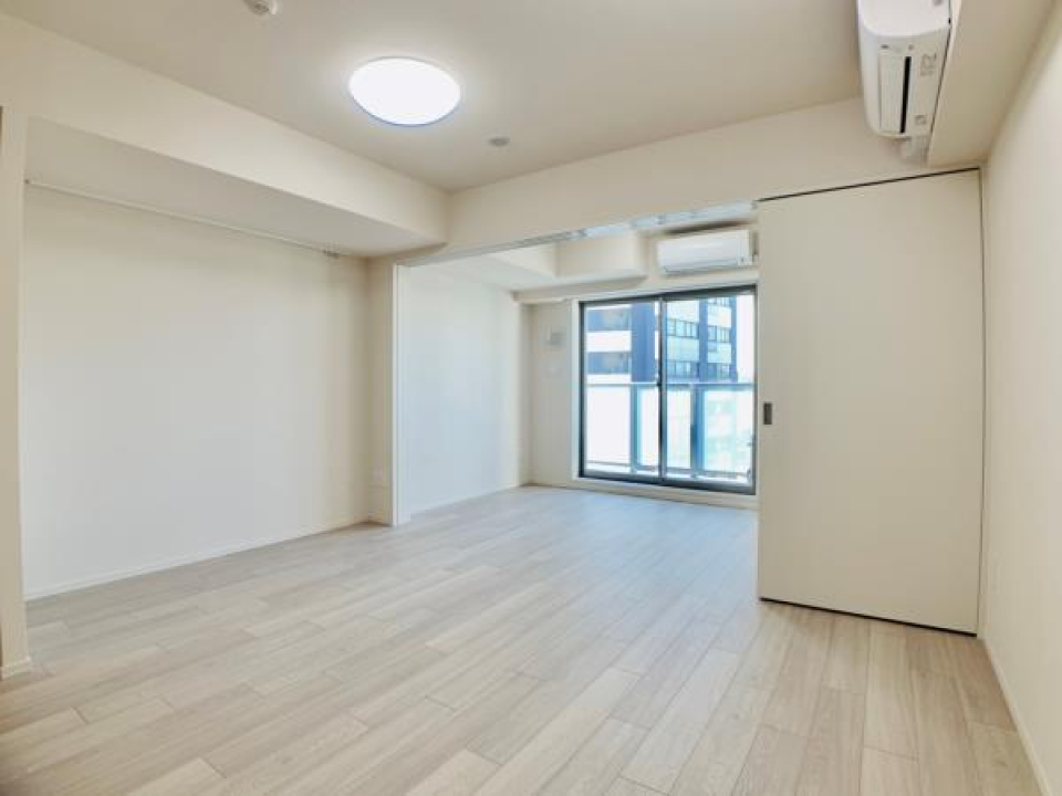 リビングとベッドルームは横引の扉で区切ることができます。