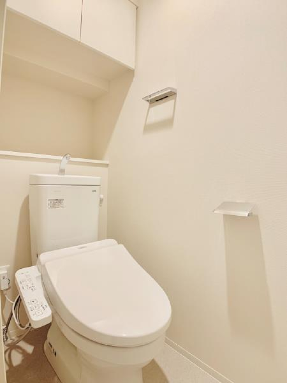 棚があるので掃除用具など整理整頓しやすそうですね。