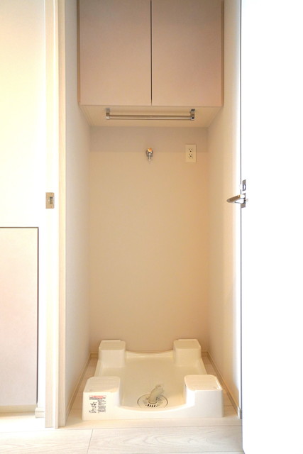 洗濯機置き場にも収納付き※写真は同タイプ住戸です。