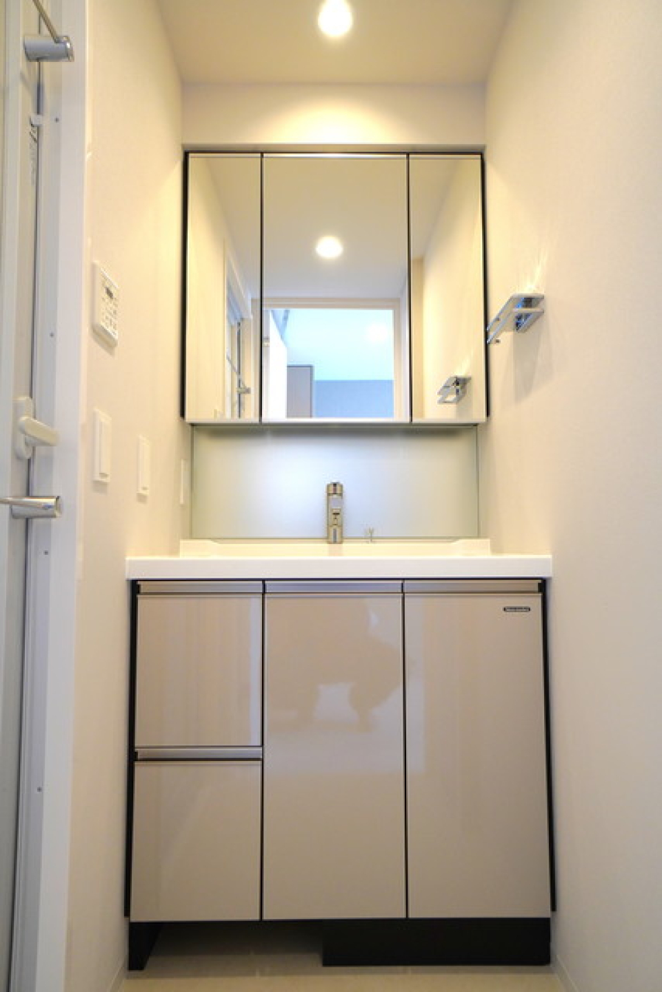 三面鏡の独立洗面台。※写真は同タイプ住戸です。