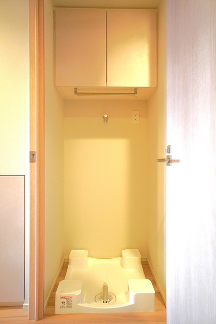 洗濯機置き場にも収納付き※写真は同タイプ住戸です。