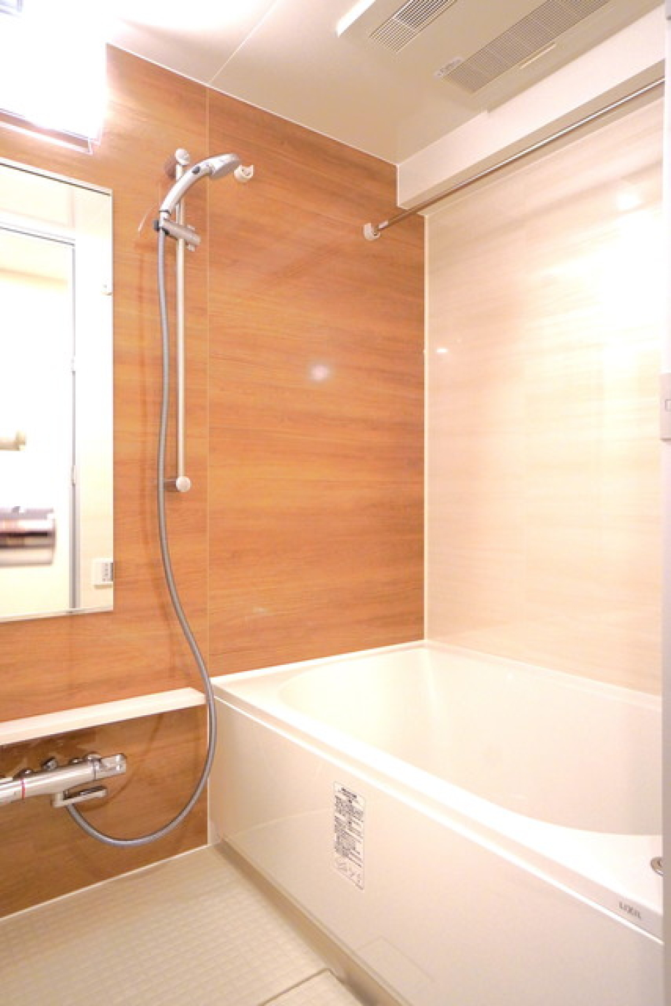 お風呂は追い焚き機能付き※写真は同タイプ住戸です。