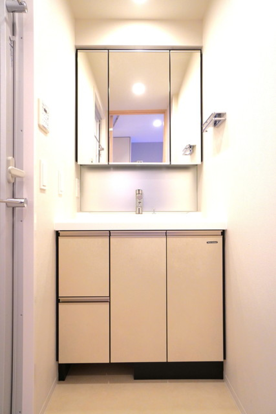 三面鏡の独立洗面台。※写真は同タイプ住戸です。