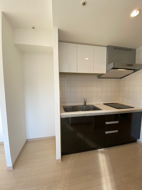 冷蔵庫を置くスペースも確保。２口コンロが導入されています。※参考写真