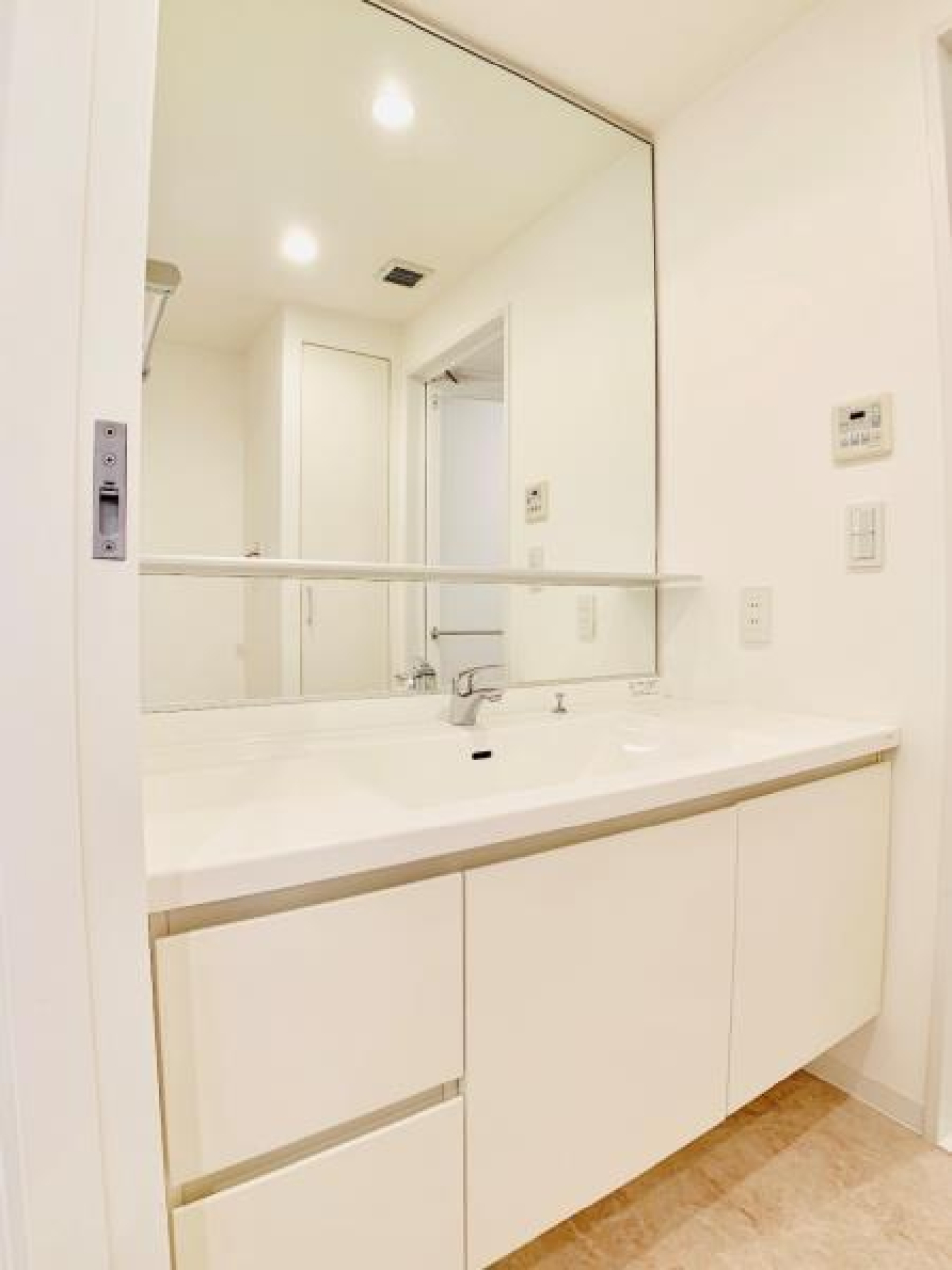 白い三面鏡の独立洗面台。