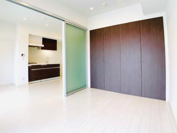 洋室の扉を開放して広い空間に