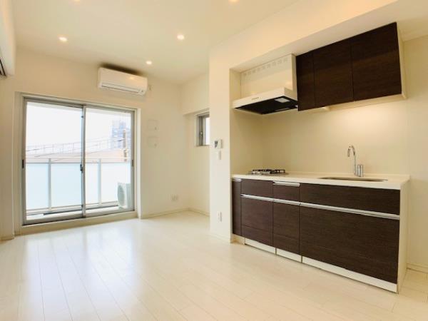 キッチンはダークブラウン