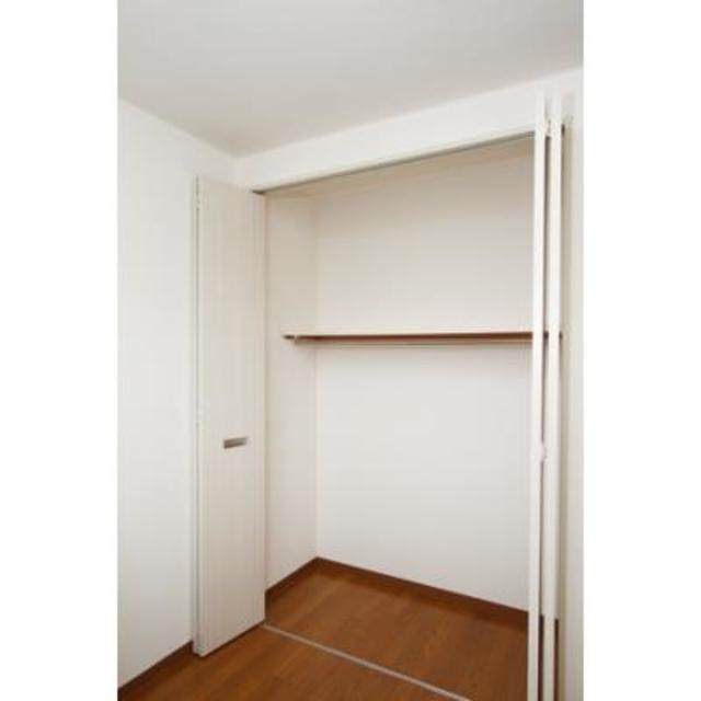 収納を開けた時の様子。※写真は同タイプ住戸です。