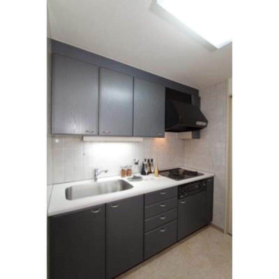 キッチンは3.7帖でゆとりのある3口コンロになっています。※写真は同タイプ住戸です。