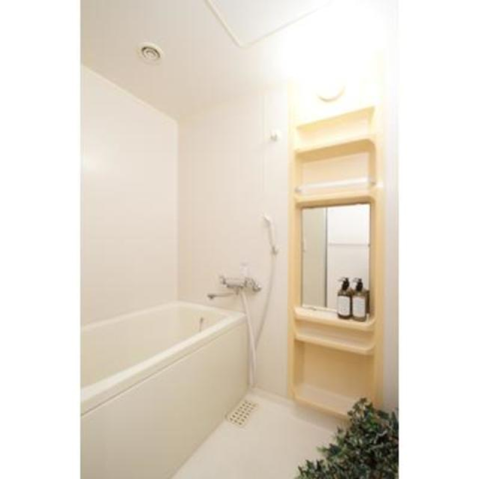 シンプルな内装の浴室。※写真は同タイプ住戸です。