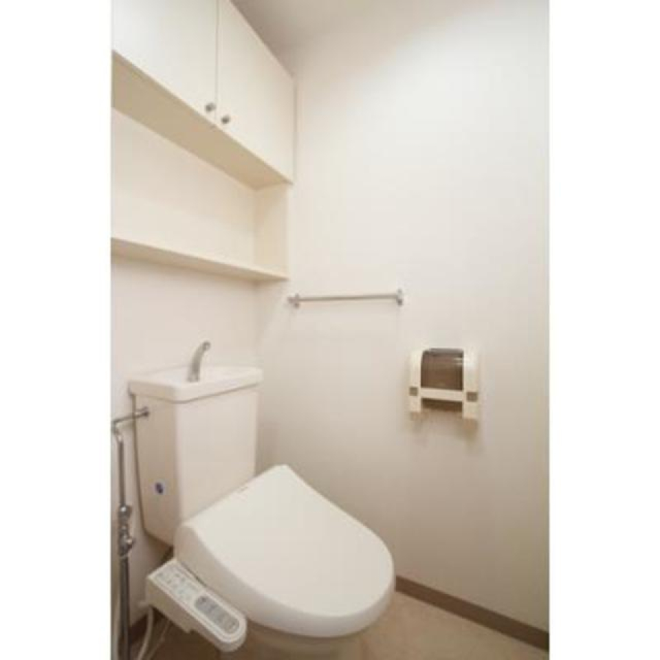 棚があるので掃除用具など整理整頓しやすそうですね。※写真は同タイプ住戸です。