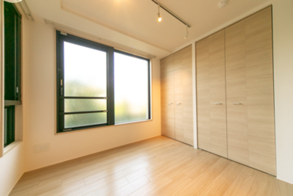 ナチュラルな扉のクローゼットと配線ダクトがオシャレ度をUPさせてくれます。※写真は同タイプ住戸です。