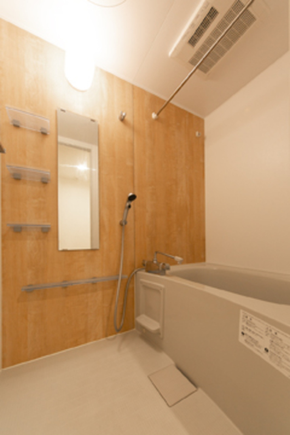 ナチュラルな木目調のパネルです。※写真は同タイプ住戸です。