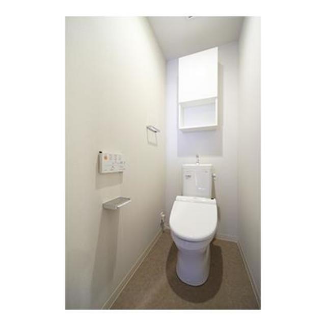 トイレは収納付き※写真は同タイプ住戸です。