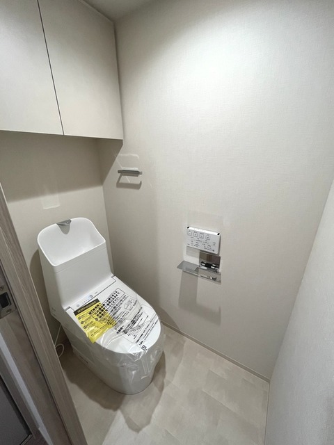 棚があるので掃除用具など整理整頓しやすそうですね。※写真は同タイプ住戸です。